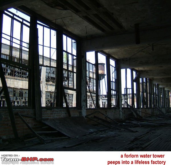 Deteriorating Detroit -- the old Packard Plant-lifelessfactory1.jpg