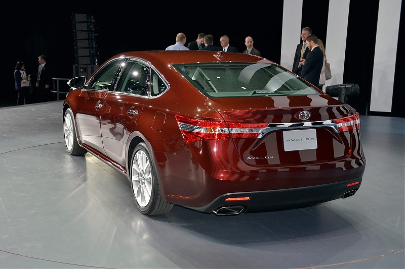 2013 Toyota Avalon-a2.jpg