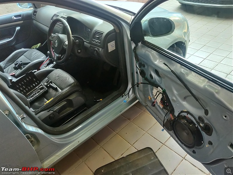 Our first tryst with Volkswagen | Ownership Review of our MK5 VW Jetta-home-attempt-window-winder.jpg
