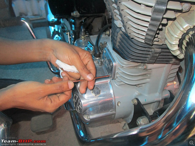 DIY: Royal Enfield 350 UCE. Fixing oil leakage through the tappet door-7_unscrewing-tappet-allen-screws.jpg