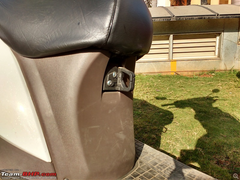 My Milky Bar: Suzuki Access 125 Special Edition. 52 months and 18,000 kms completed!-rear-hook.jpg