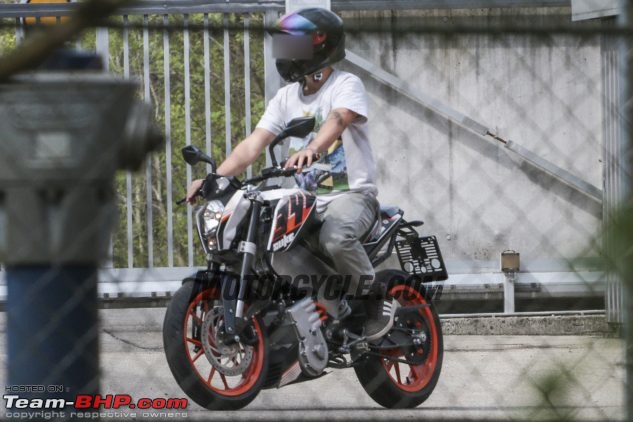 Previous-gen KTM Duke 390 spotted with electric powertrain-050317spyphotoelectricktmdukee005633x422.jpg