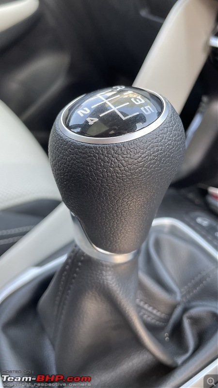 MG Astor Review-gear-knob.jpg