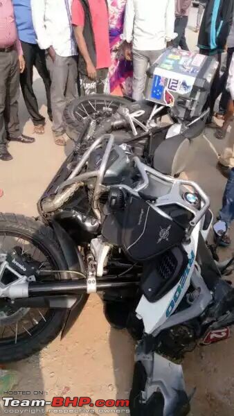 Bangalore: Bikers being thrashed by locals after an accident-imageuploadedbyteambhp1515334329.370291.jpg