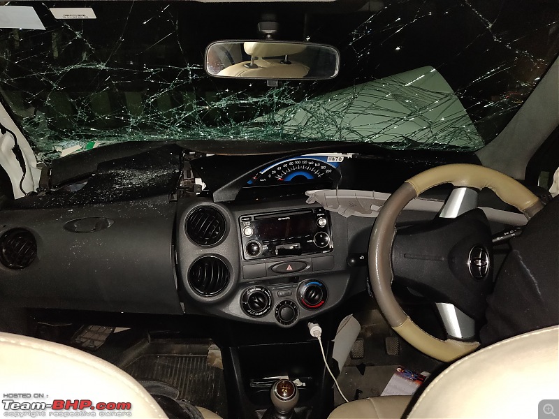 Big accident in a Toyota Etios, but the airbags didn't deploy!-int1.jpg