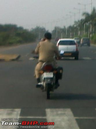 Accidents in India | Pics & Videos-cop-ohne-helm-mit-handy-am-motorrad-zommed.jpg