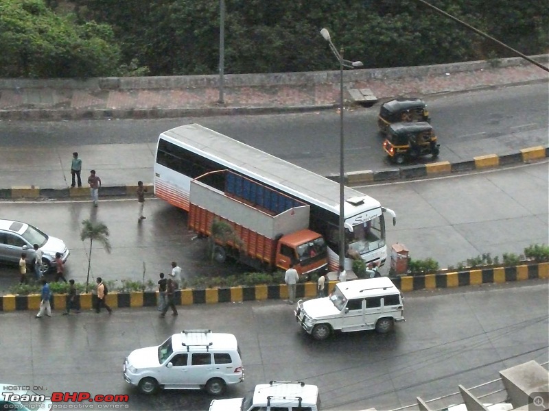 Accidents in India | Pics & Videos-romancing-together-first-rains.jpg