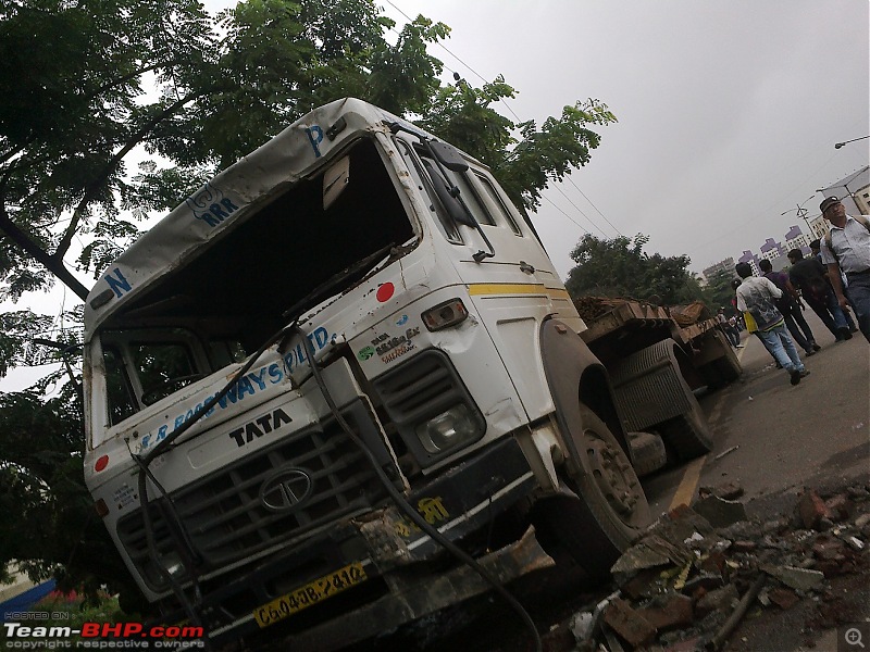 Pics: Accidents in India-24072012128.jpg