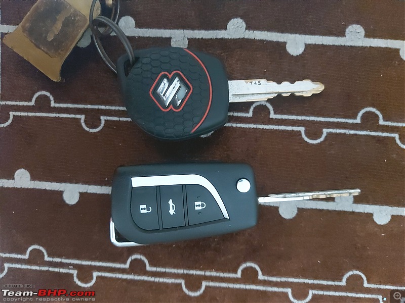 What do you keep with your car keys? Share pics here-oldvsnewkey.jpg