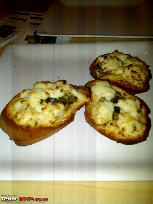 A Guide: Eating out in Hyderabad/Secunderabad/Cyberabad-garlic-bread.jpg
