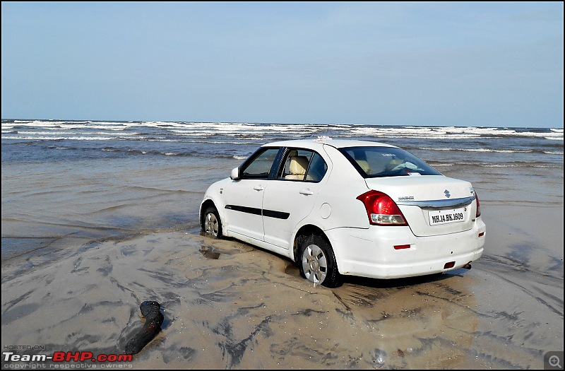 Tractor pulls out a sinking Dzire from Diveagar Beach-dscn1388.jpg