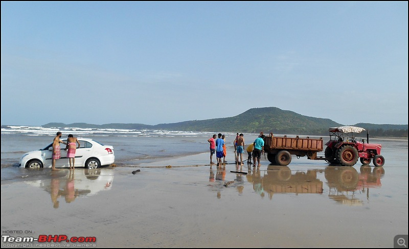 Tractor pulls out a sinking Dzire from Diveagar Beach-dscn1396.jpg