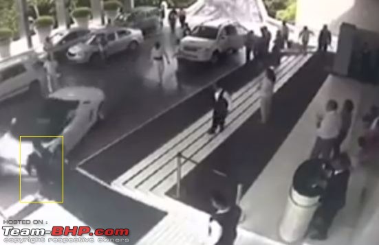 Hotel Valet crashes Lamborghini Spyder in Delhi - CCTV footage inside-2.jpg