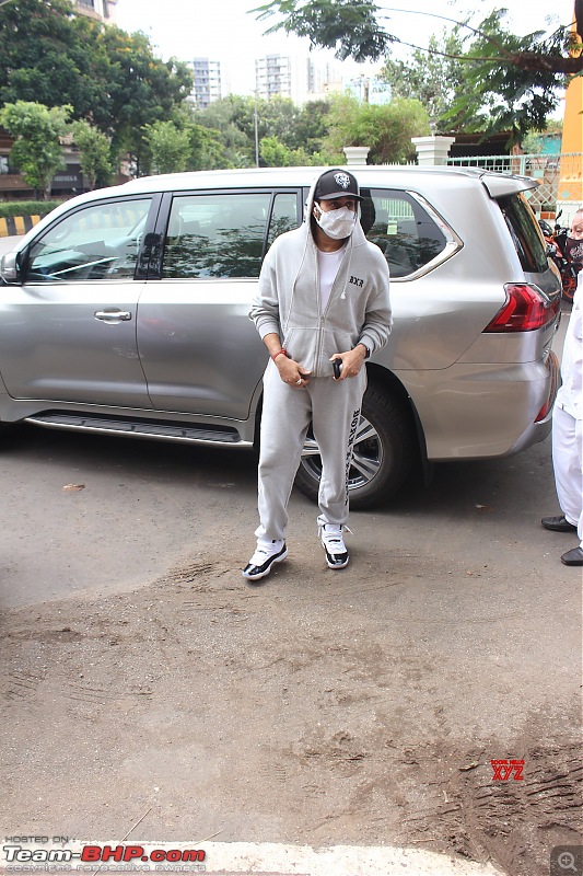 Bollywood Stars and their Cars-abhishekbachchanspottedatdubbingstudioinjuhu.jpg