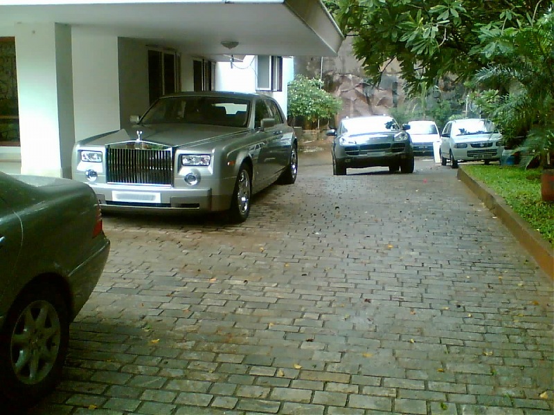 Supercars & Imports : Hyderabad-rolls-royce-phantom.jpg