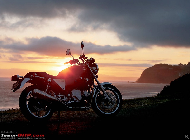 Big, retro naked / semi-faired bikes from Honda-honda_cb1100_sunset.jpg