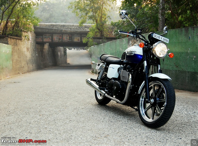 Triumph Bonneville - El Caballo Blanco rides home-underpass.jpg