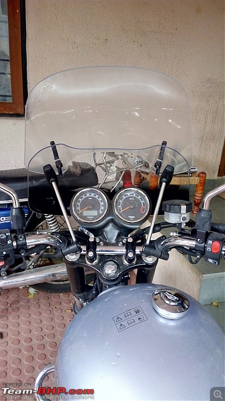 Choosing a windscreen for a motorcycle - Triumph Bonneville-bonneville-windscreen-installation-upside-down-rods.jpg