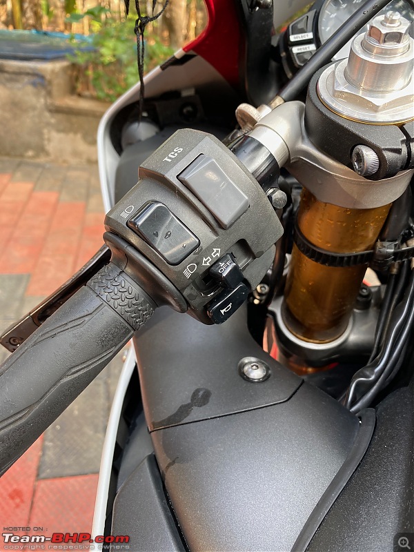 Review: My Yamaha R1 (WGP 50th Anniversary Edition)-left_side_controls.jpeg