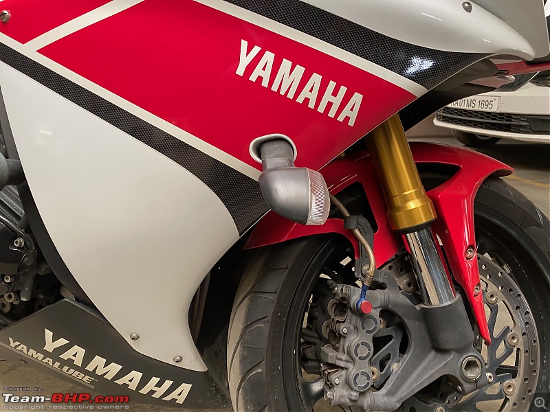 Review: My Yamaha R1 (WGP 50th Anniversary Edition)-broken_indicator_01.jpeg