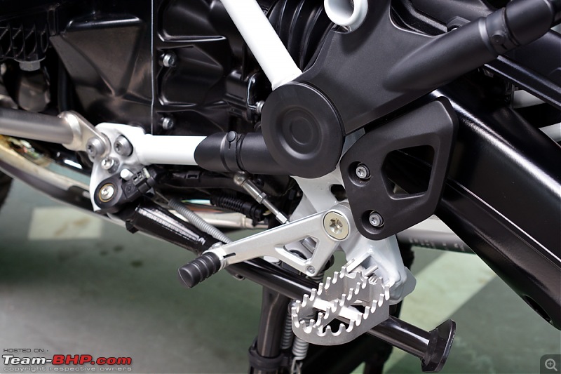 BMW R1250GS Adventure Pro MY2020 - Style HP - The Comprehensive Review-111-gear-lever-quickshifter-rider-footpeg-left.jpg
