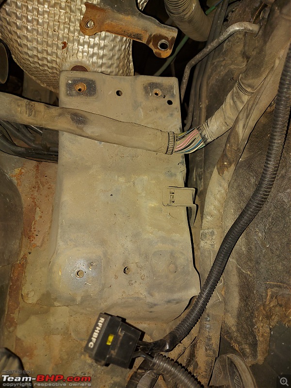 Suzuki Grand Vitara | Solving a weird fuel gauge issue-gv_batterybaseplateremoved.jpg