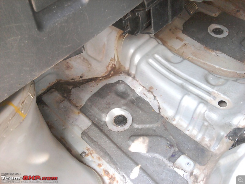 Maruti Versa : Rust on the floor board and front mudguard-20110312-13.34.14.jpg