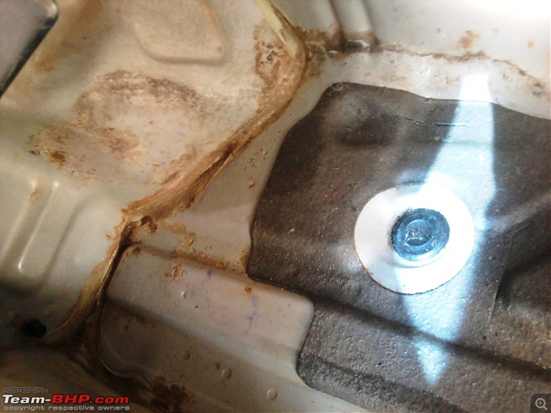 Maruti Versa : Rust on the floor board and front mudguard-20110312-14.36.53.jpg