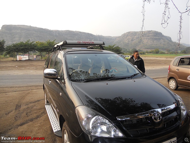 Toyota Innova: My Pre-worshipped Black Workhorse-bw-during-tea-break-just-before-start-chandanpuri-ghat.jpg
