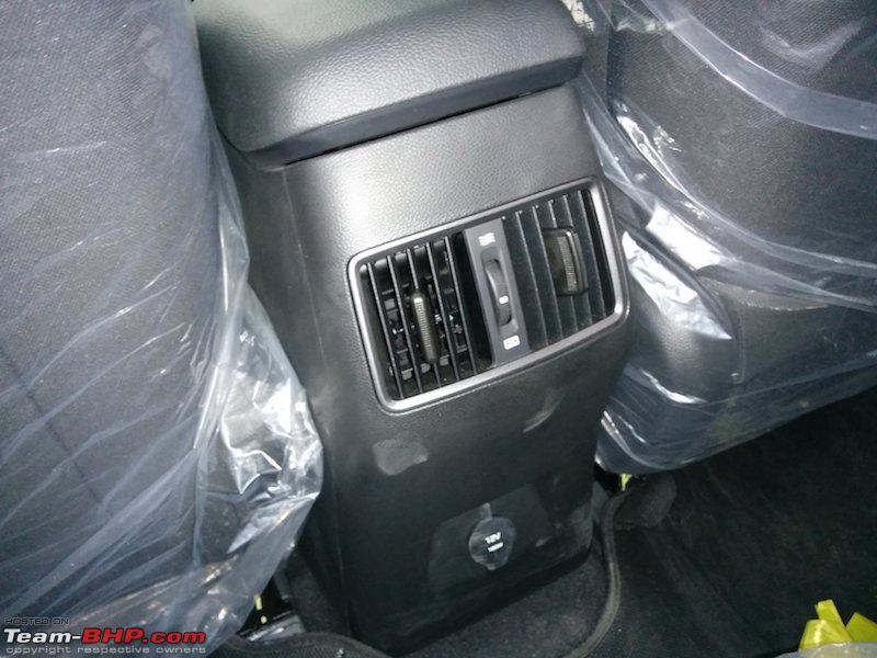 Preview: Hyundai Creta-6-rear-ac-vents-12v-socket.jpg