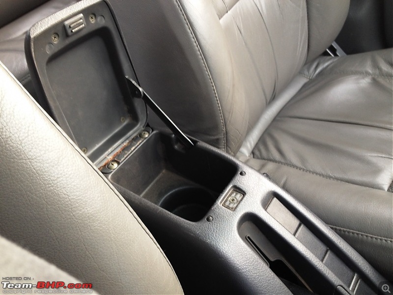 Got 94 Japanese Horses : Pre-loved 2005 Maruti Baleno LXi-arm-rest-2.jpg