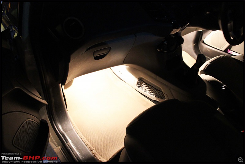 My American Love - Diamond White Ford Fiesta TDCi-footwell-light.jpg