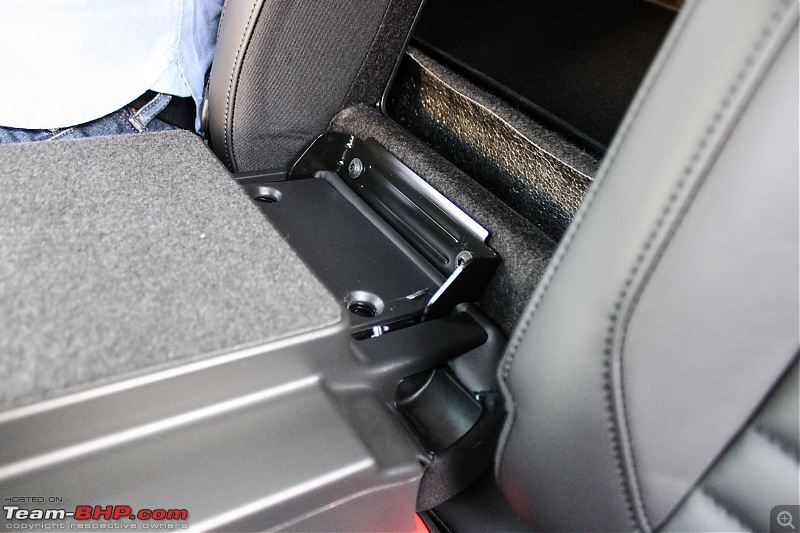 Driven: Volkswagen Passat-4.-armrest-hinge_1.jpg