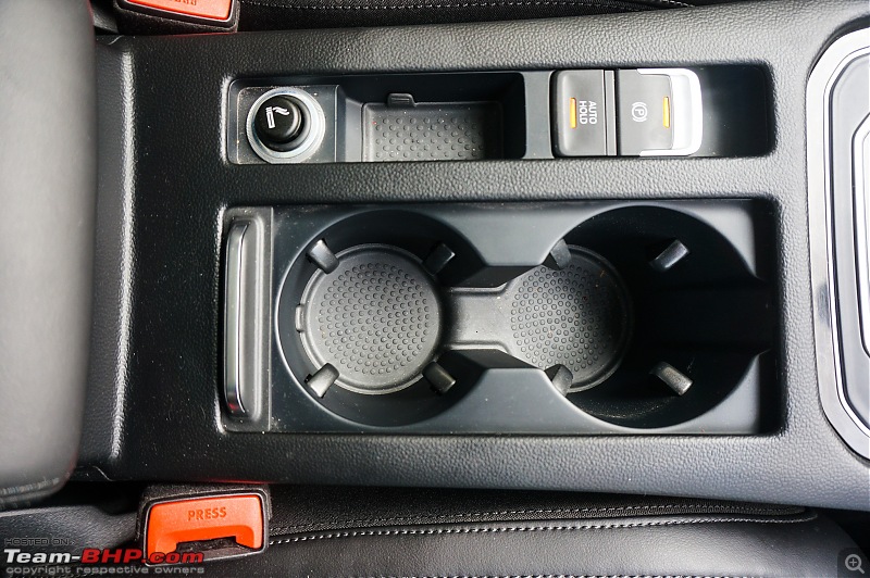 Driven: Volkswagen Passat-cupholders.jpg