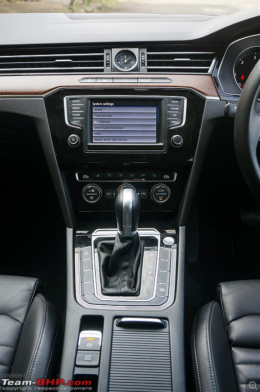 Driven: Volkswagen Passat-center-console.jpg