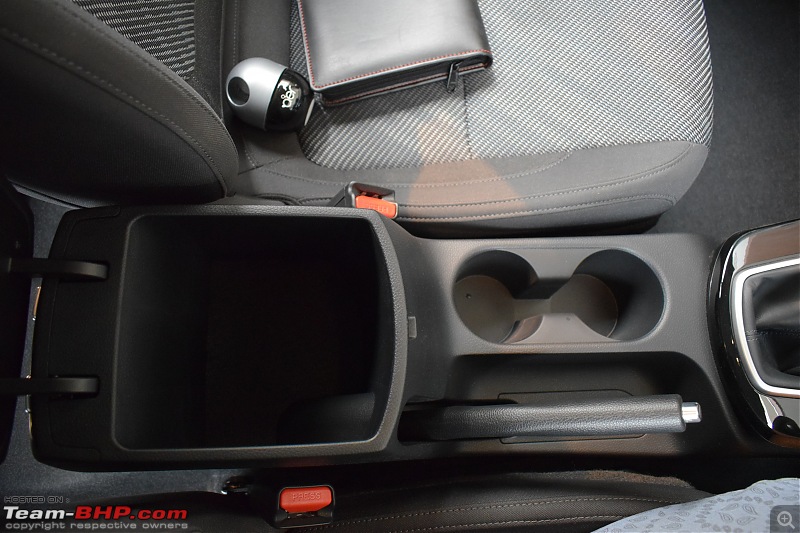 Ownership Review - My Kia Seltos HTK+ 1.5L Petrol 6MT-armrest-open-dsc_0217.jpg