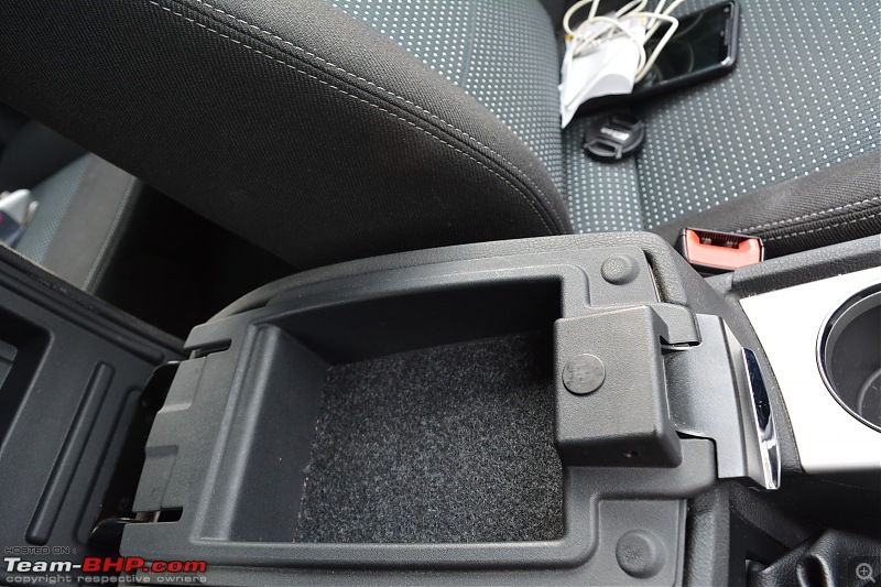 Ford Mondeo Mk4 TDCi - Comprehensive Ownership Review-arm-rest-under-storage-dsc_0420.jpg