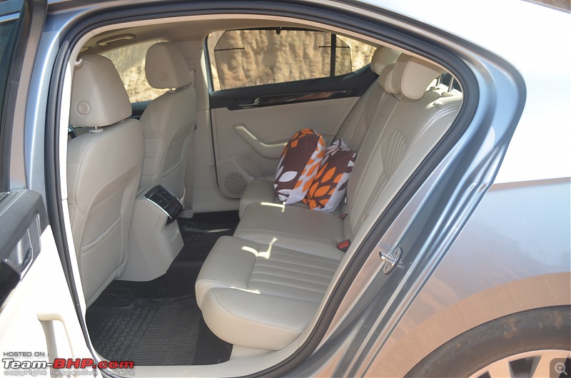 My pre-worshipped Skoda Superb | Jumped from one Skoda to another Skoda, jumped a segment too-rear_seat.jpg