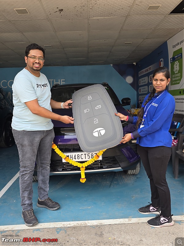 My Tata Nexon Fearless+ DCA Review | Bringing home Ellie-delivery_photo_with_big_key.jpg