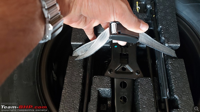 Volkswagen Virtus 1.0 TSI AT Topline Review | Quick Showcase-toolkitstrap4.jpg