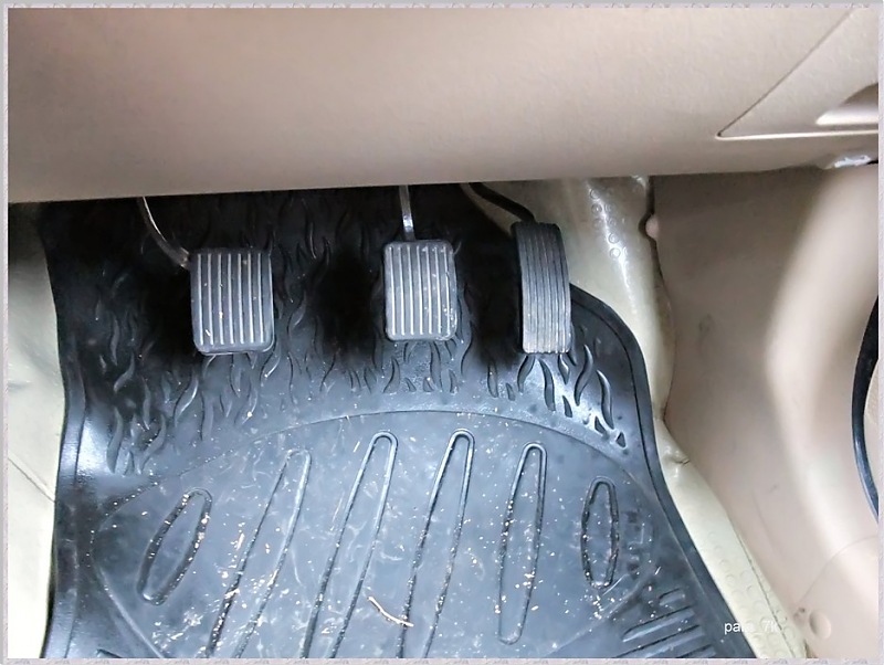 My Hyundai i10 Kappa Sportz Oyster Grey EDIT : 1 year 9,000 km update-footwell_filtered.jpg