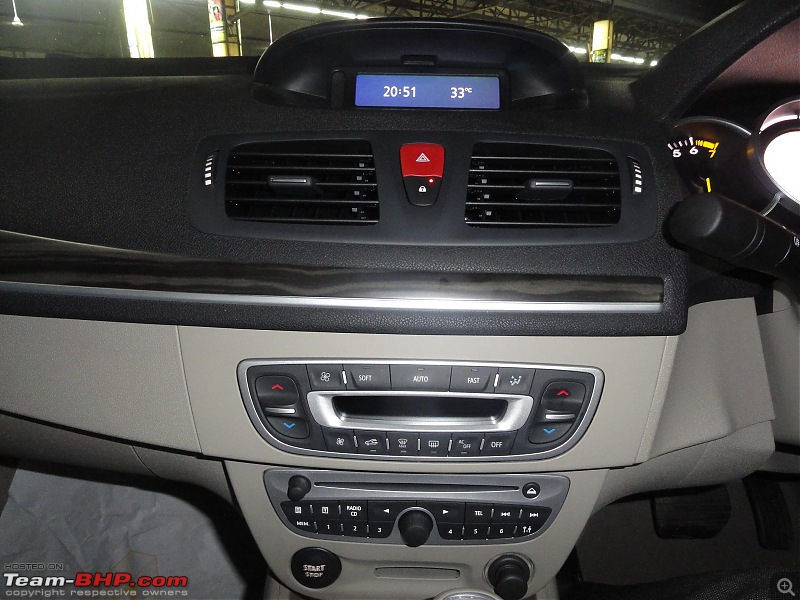 Driving under inFLUENCE - The stunning new Renault Fluence-centre-console.jpg