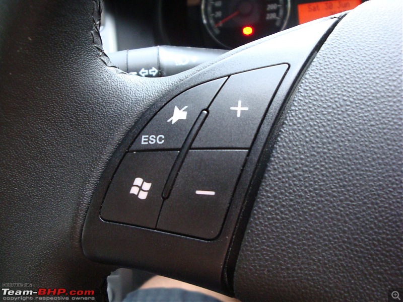 Italiano Bellezza - Fiat Grande Punto 1.3 MJD Emotion. EDIT : 2nd Service update-steering-controls.jpg