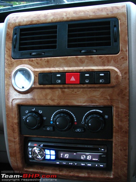 TATA Grande Sumo. New clothes. New identity-centreconsole.jpg