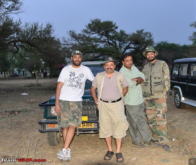 Delhi - Sariska - Delhi. Tigers & More-sariska-forest-office-group-picture-gurudutt.jpg