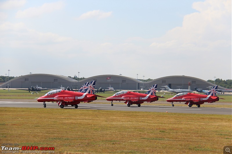 Farnborough International Airshow 2014, UK-40red-arrows.jpg