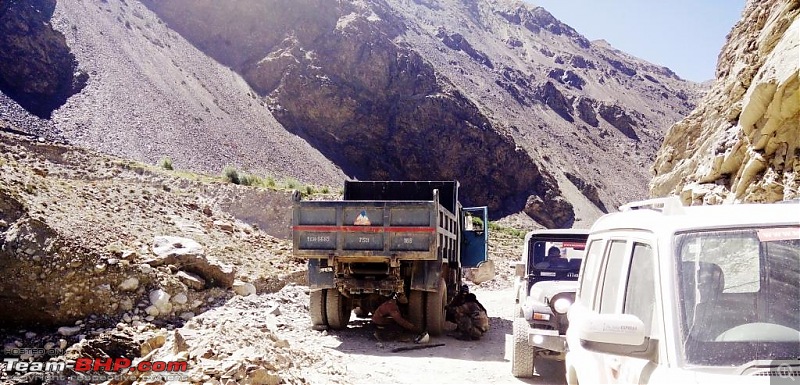 Report & Pics: The 2015 Himalayan Spiti Escape (Mahindra Adventure)-mahindra_spiti_escape_day4_truck_repair.jpg