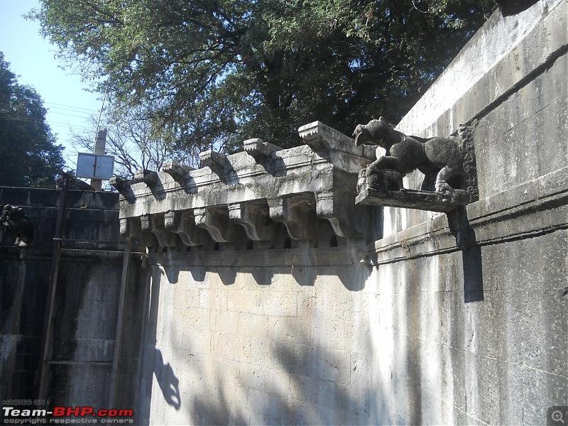 A day-trip: Baramotichi Vihir, Kaas Lake & Shivsagar Lake, Bamnoli-animal-statue-one-well-walls.jpg