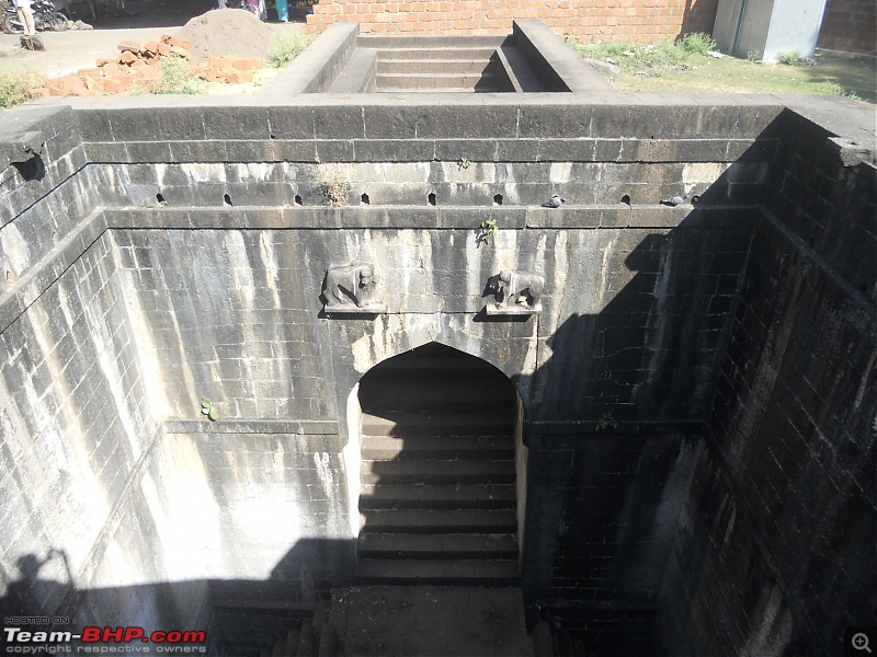 A day-trip: Baramotichi Vihir, Kaas Lake & Shivsagar Lake, Bamnoli-picture-clearly-showing-steps-ground-level-leading-well.jpg