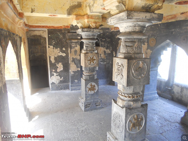 A day-trip: Baramotichi Vihir, Kaas Lake & Shivsagar Lake, Bamnoli-06-two-pillars-centre-separating-two-galleries.jpg